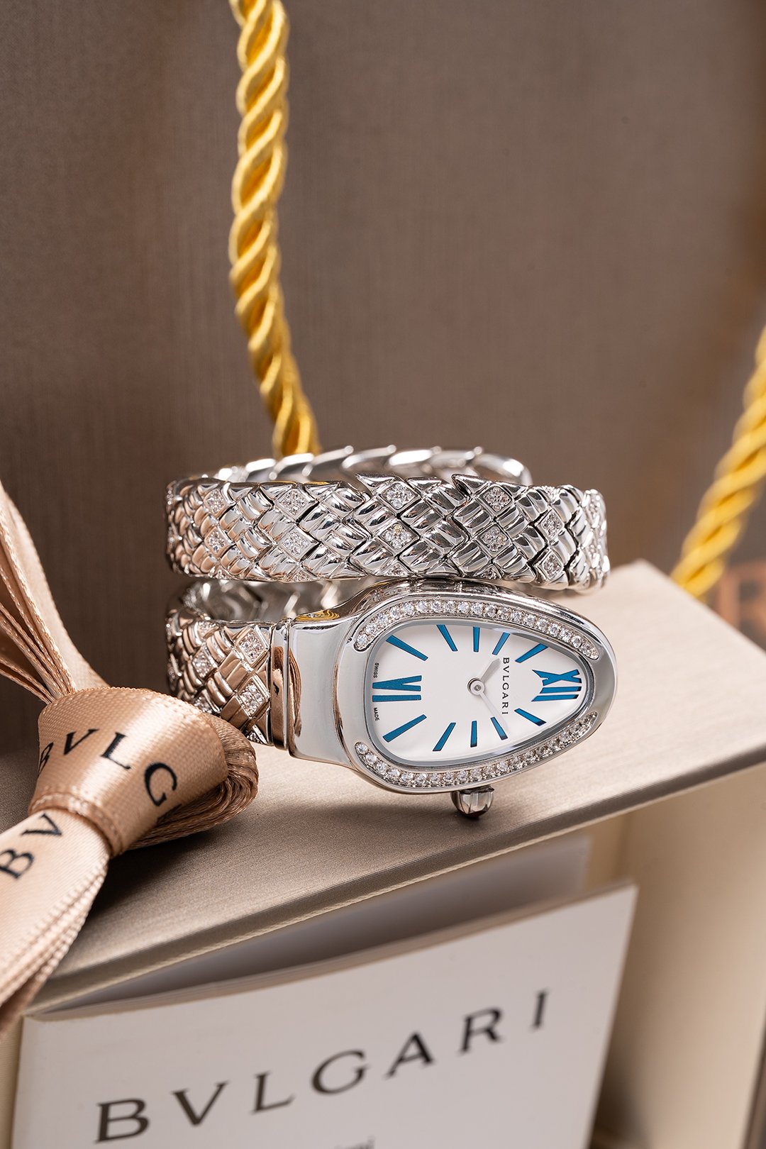 Bvlgari's new diamond-shaped art SERPENTINS PIG series watch - Image 7