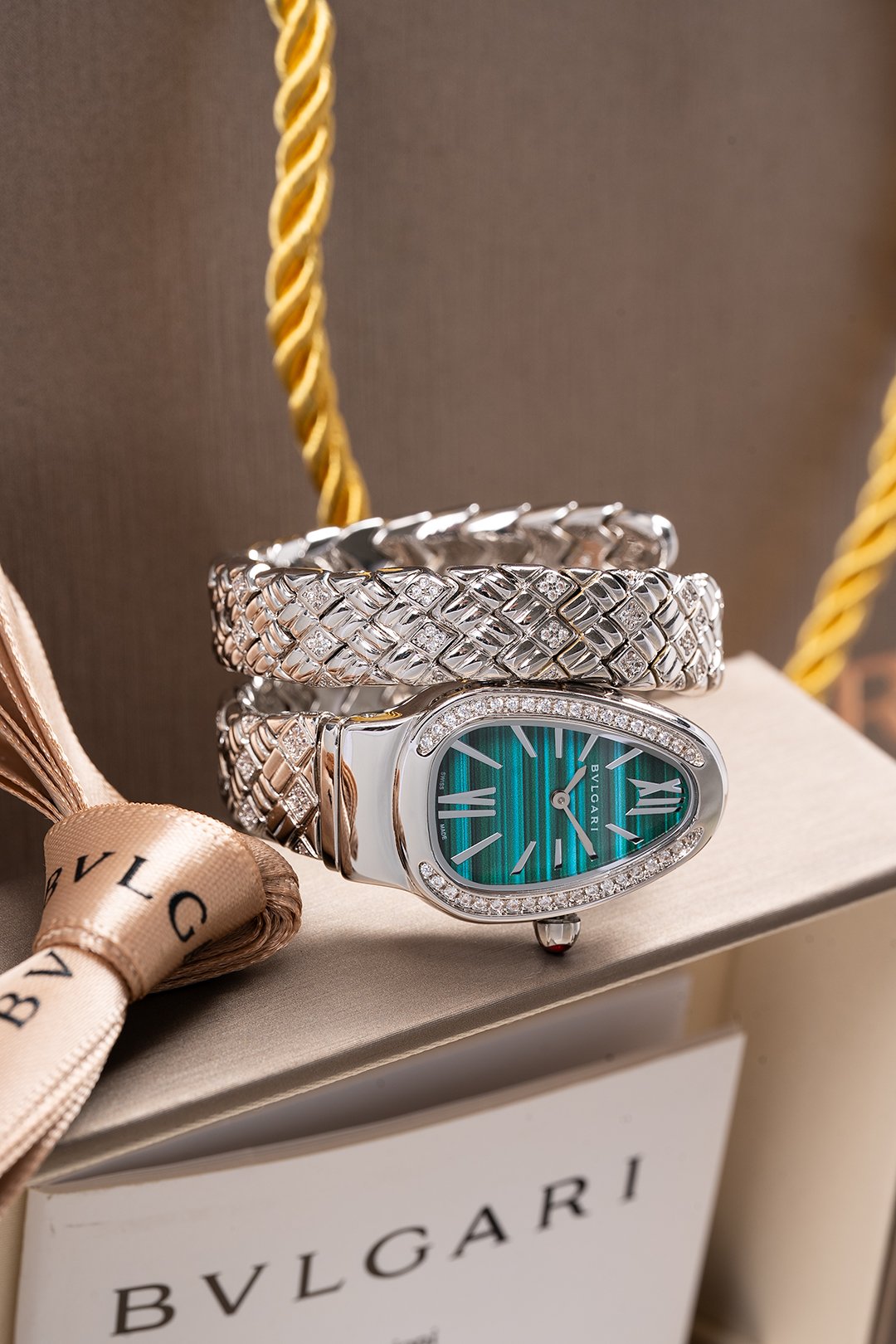 Bvlgari's new diamond-shaped art SERPENTINS PIG series watch - Image 6