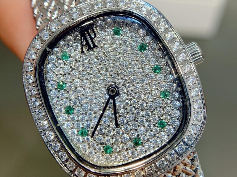 The Audemars Piguet Royal Oak series of vintage women's watches boasts a unique retro styling, featuring a diamond-encrusted dial. The overall presence and decorative appeal are strong, exuding elegance while retaining a vintage flair. It caters to the collection desires of vintage enthusiasts and serves as a perfect summer accessory