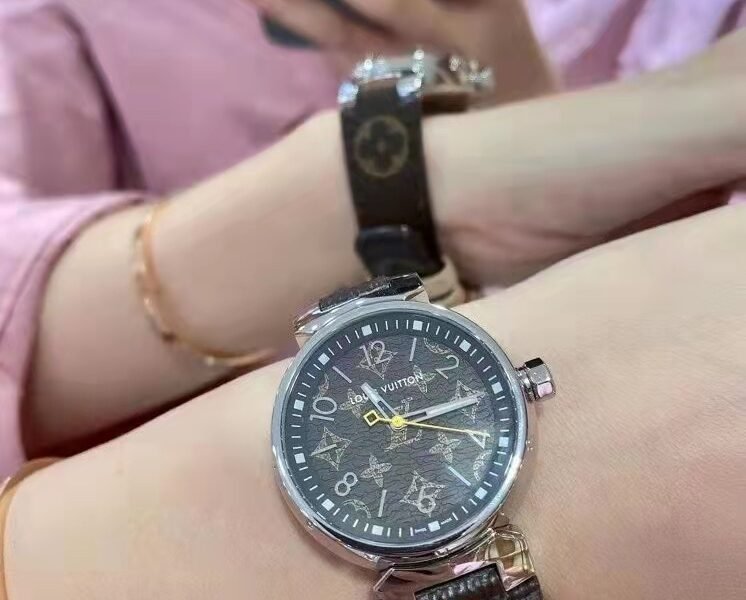 Louis Vuitton classic vintage watch case and strap&understated temperament watch