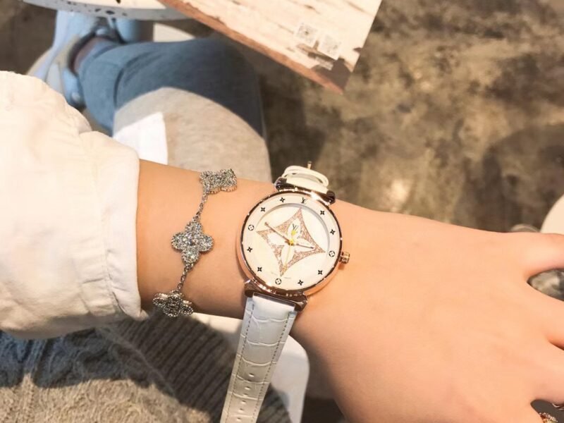 Louis Vuitton Exquisite Women's Watch with Four Leaf Clover Inlaid Literal Exquisite Watch