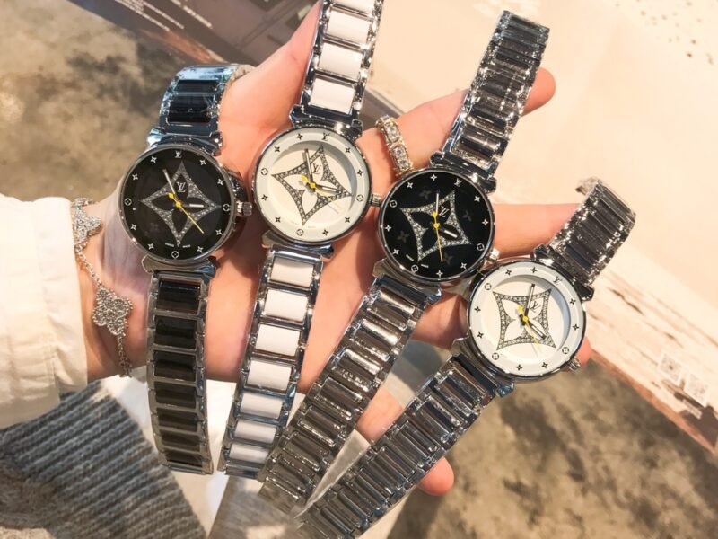 Louis Vuitton's exquisite four leaf clover inlaid exquisite women's watch