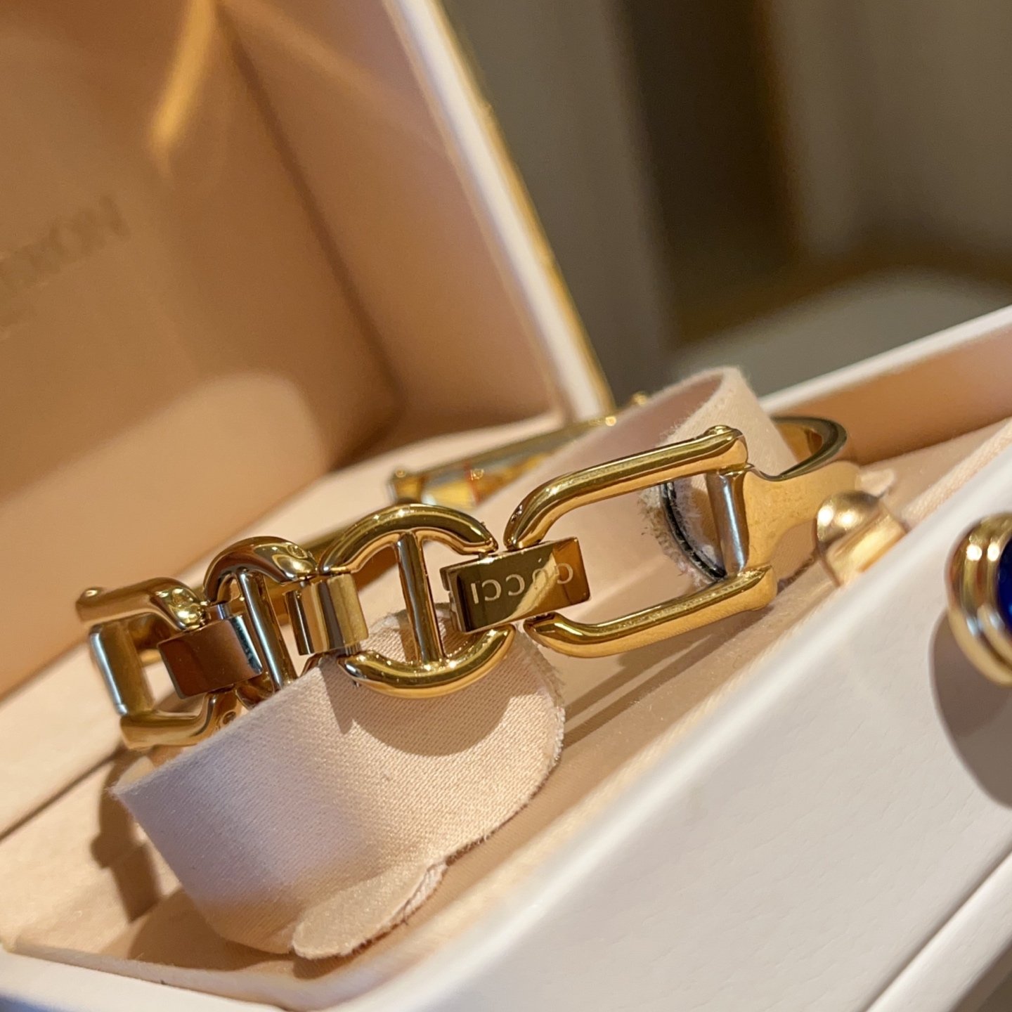 Gucci Women's Bracelet Watch 1500L Series - Image 6