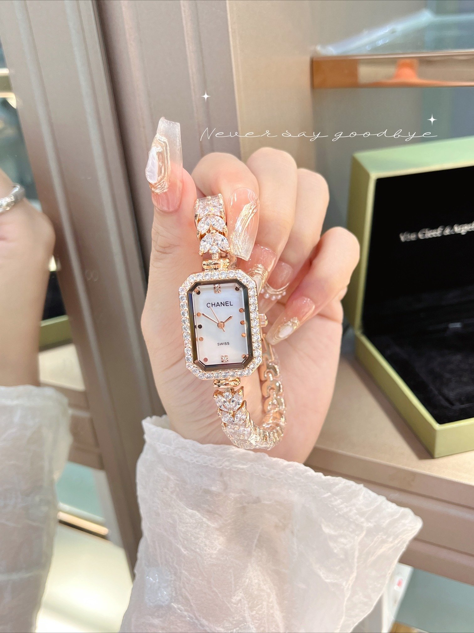 Chanel's exquisite and luxurious wristwatch for aristocratic young girls - Image 3