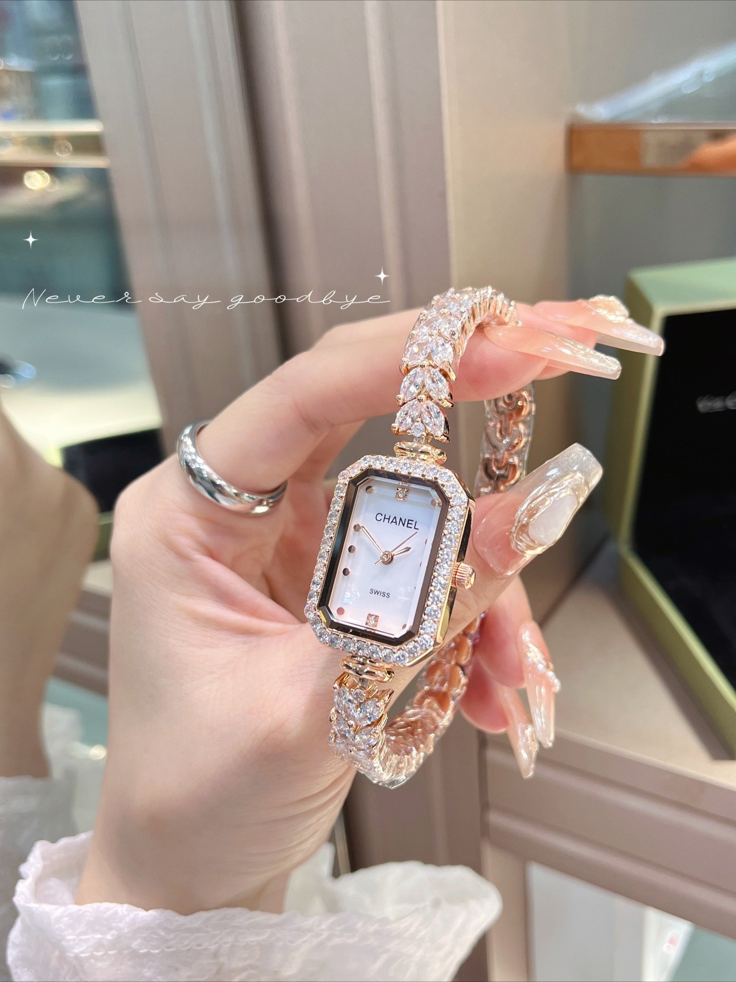 Chanel's exquisite and luxurious wristwatch for aristocratic young girls - Image 4