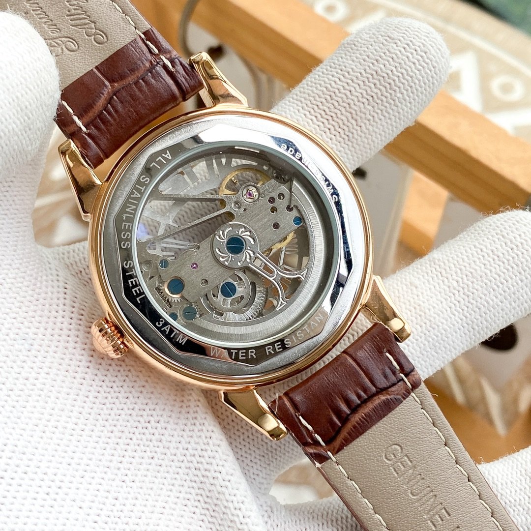 Patek Philippe boutique men's wristwatches are crafted with exquisite craftsmanship, exuding a luxurious and noble touch, showcasing a gentlemanly style - Image 3