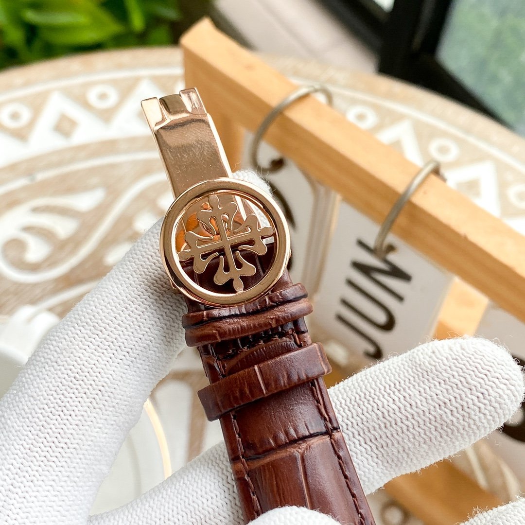 Patek Philippe boutique men's wristwatches are crafted with exquisite craftsmanship, exuding a luxurious and noble touch, showcasing a gentlemanly style - Image 4