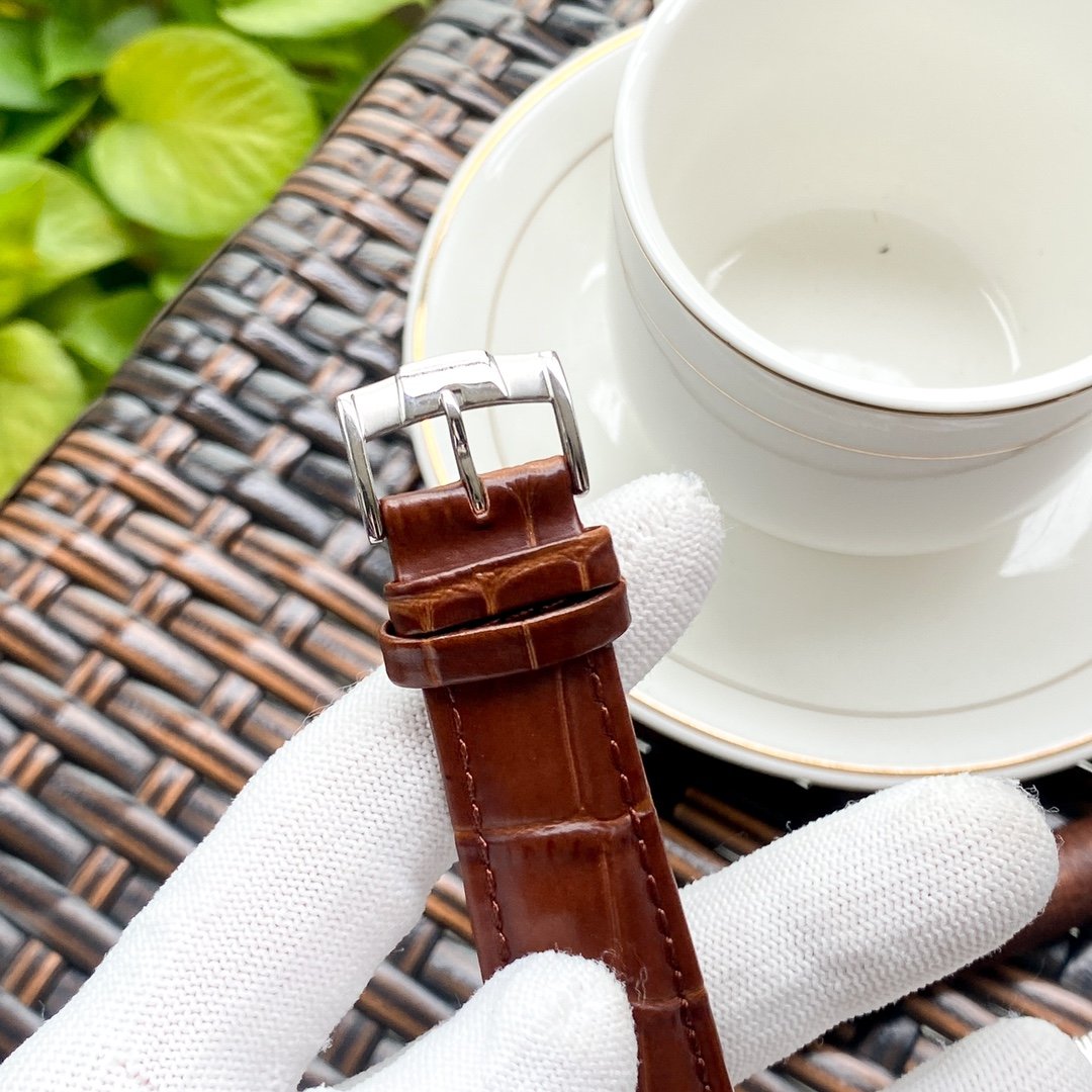 Patek Philippe boutique men's wristwatch features a large flywheel design with exquisite craftsmanship, making it a luxurious and elegant choice for gentlemen - Image 4