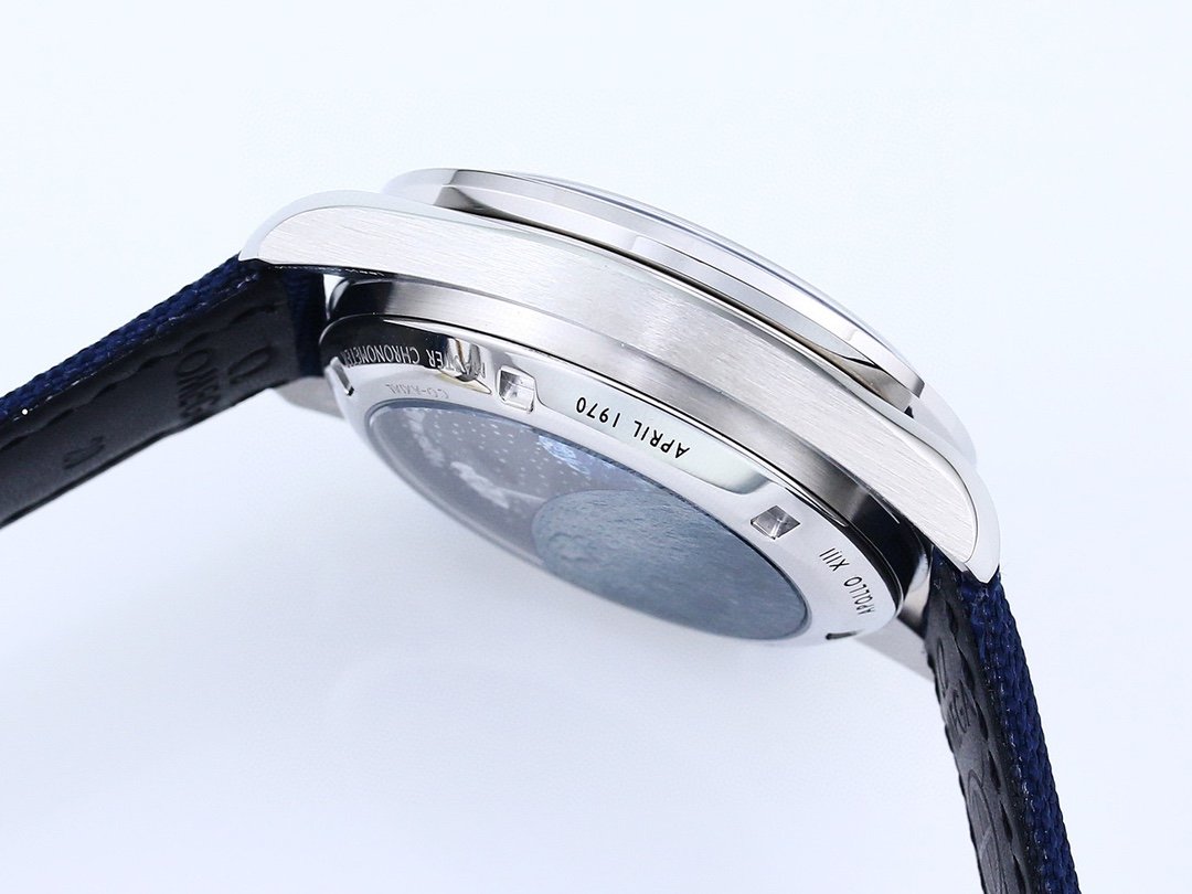 Omega SPEEDMASTER Series 310.32.42.50.02.001 Watch (Snoopy Award 50th Anniversary Commemorative Watch) - Image 3