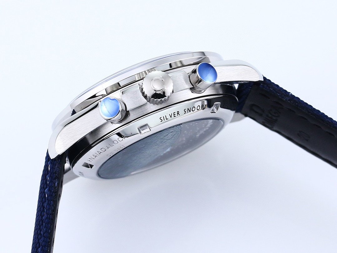 Omega SPEEDMASTER Series 310.32.42.50.02.001 Watch (Snoopy Award 50th Anniversary Commemorative Watch) - Image 4